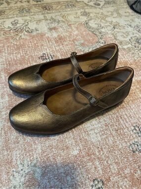 Taos Footwear Metallic Bronze Mary Jane Flats